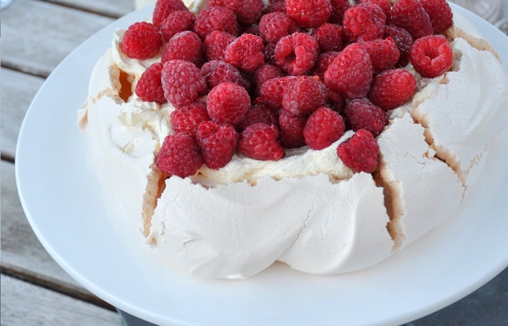 raspberry pavlova