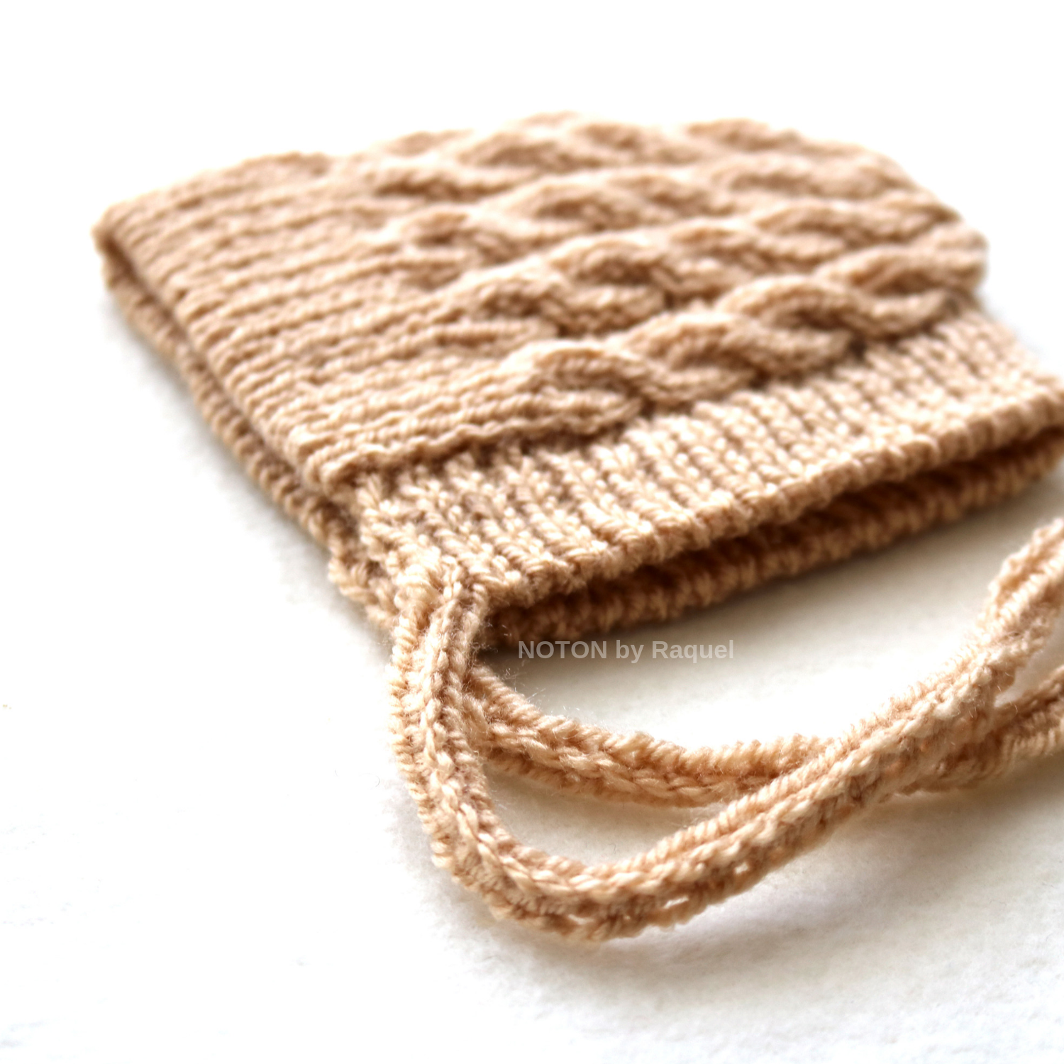 Touca de inverno para bebé em tricot artesanal na cor bege NOTON by Raquel KIDS